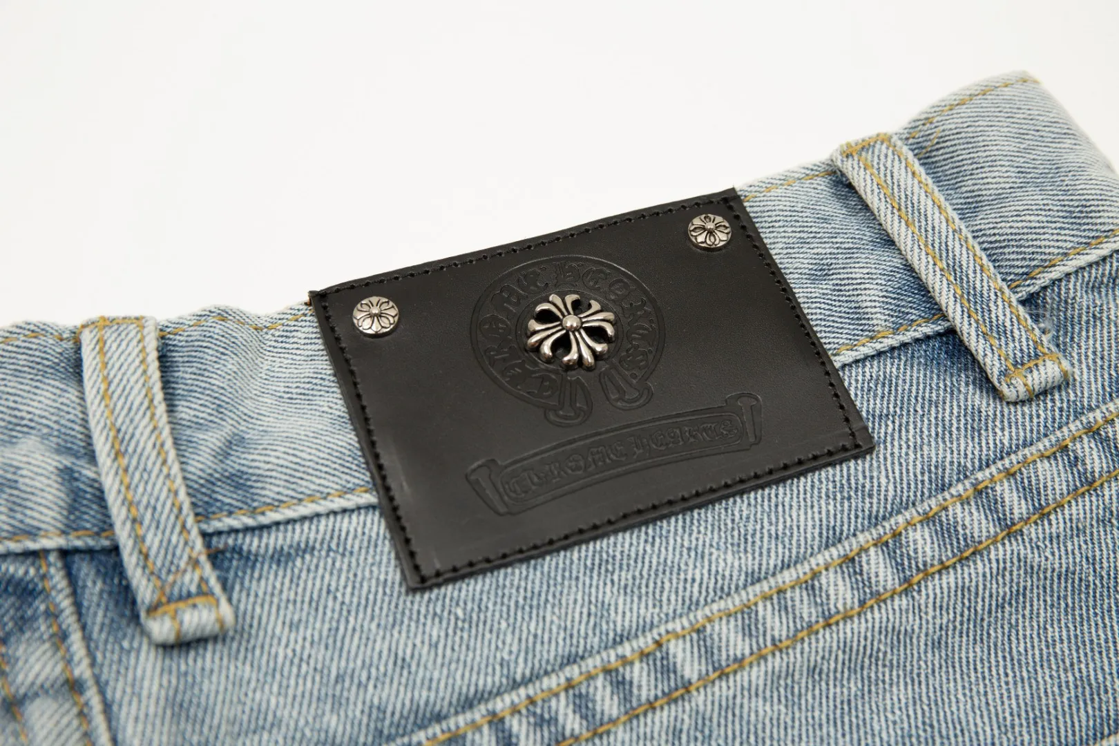 KE906#P230 The only correct leather label version on the market Chrome Hearts CH Cross embroidered distressed jeans Top ceiling quality 100% correct version The correct version is here!  Believe me this must be the best quality you will ever come across! ! Excellent value for money! !  Styles with different washes and textures are very friendly to people with thin legs and thick legs. The straight version is very flattering to the shape of the legs. The moderate length is timeless and easy to match. It is the basis of various styles and a must-have in the wardrobe! ! Add a little stacking to easily control the clean fit trend that has exploded this year. The fabric is stiff but also makes the upper body soft without losing texture. The sides and cuffs of some styles have a bone-wash effect. The vintage flavor pops up all at once. It’s really hard not to love it! ✅Correctly customize the Croxin metal leather label on the back panel. It is not sold directly with the cross on the finished jeans. 1:1 copying strives for excellence and the details are perfectly grasped. ✅The cross leather label is clear and smooth. Exquisite turning top craftsmanship. ✅Buttons, zippers and hardware are all customized versions of the Croxin LOGO. ✅High-cost washing process. Size: 28 30 32 34 36 (5 sizes)
